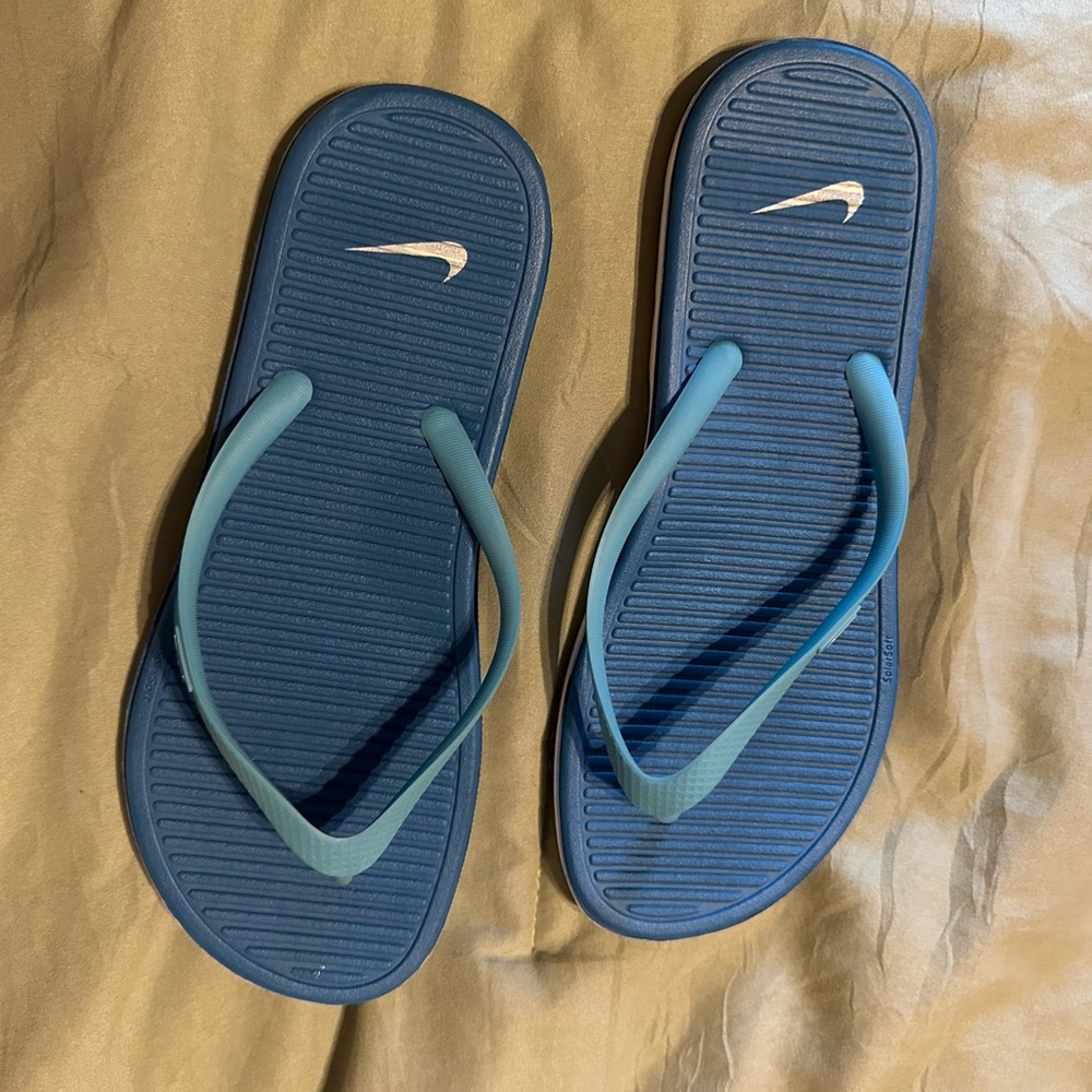 Women Nike Size 8 Flip flops
